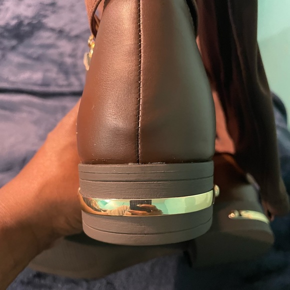 Women Flat Black and Brown Boots. Has never been worn. Comes over the knee. - Picture 6 of 6